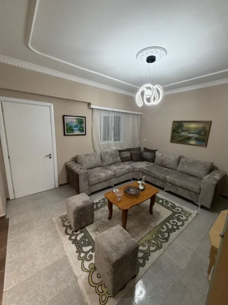 Tirane, jepet me qera apartament 1+1 Kati 1, 70 m² 350 € (KINOSTUDIO)