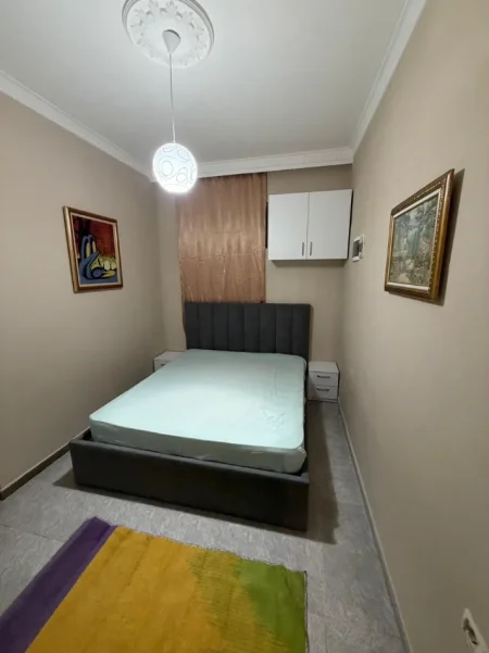 Tirane, jepet me qera apartament 1+1 Kati 1, 70 m² 350 € (KINOSTUDIO)