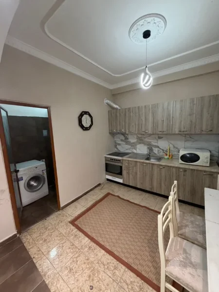 Tirane, jepet me qera apartament 1+1 Kati 1, 70 m² 350 € (KINOSTUDIO)