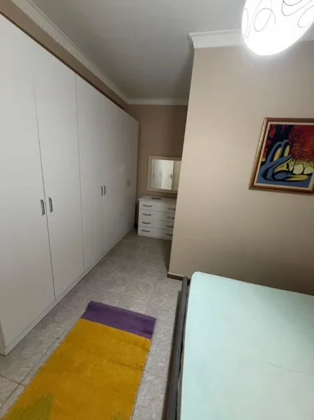 Tirane, jepet me qera apartament 1+1 Kati 1, 70 m² 350 € (KINOSTUDIO)