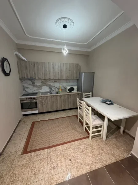 Tirane, jepet me qera apartament 1+1 Kati 1, 70 m² 350 € (KINOSTUDIO)