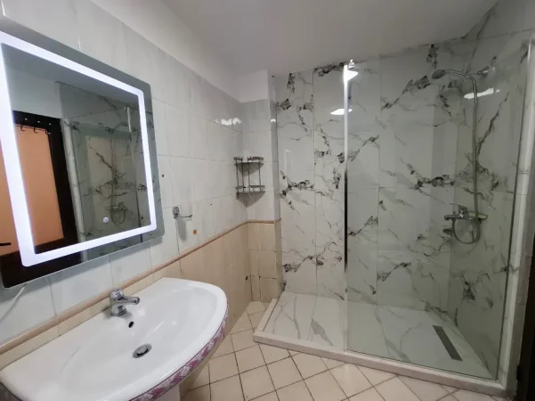 Tirane, jepet me qera apartament 2+1+Ballkon Kati 3, 90 m² 600 € 