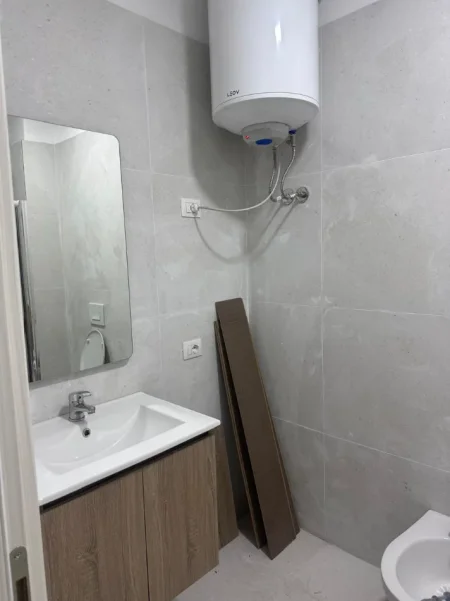 Tirane, jepet me qera apartament 1+1+Ballkon Kati 1, 65 m² 640 € 
