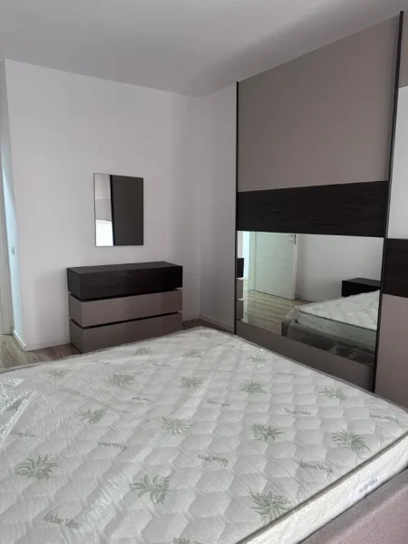 Tirane, jepet me qera apartament 1+1+Ballkon Kati 1, 65 m² 640 € 