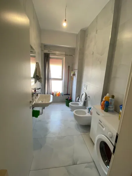 Tirane, jepet me qera apartament 1+1+Ballkon Kati 3, 400 € (Ali Demi)