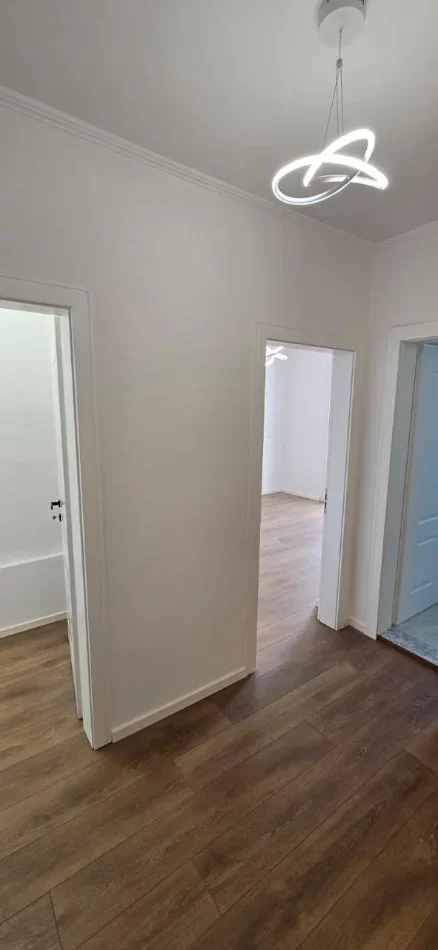 Tirane, shes apartament 1+1+Ballkon Kati 4, 59 m² 140.000 € (21 Dhjetori pas hotel Mondial)