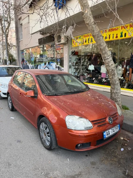 Tirane, shes makine Golf 5 Nafte, portokalli manuale Klima 230.000 km 2.800 €