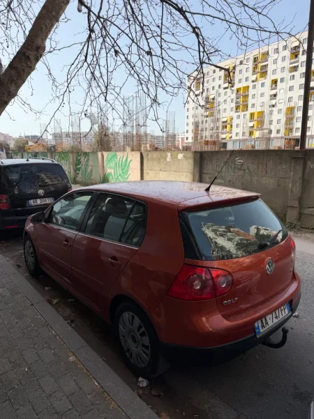 Tirane, shes makine Golf 5 Nafte, portokalli manuale Klima 230.000 km 2.800 €