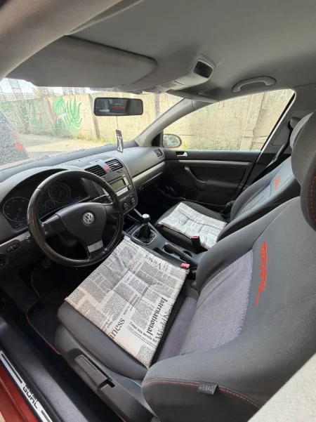 Tirane, shes makine Golf 5 Nafte, portokalli manuale Klima 230.000 km 2.800 €