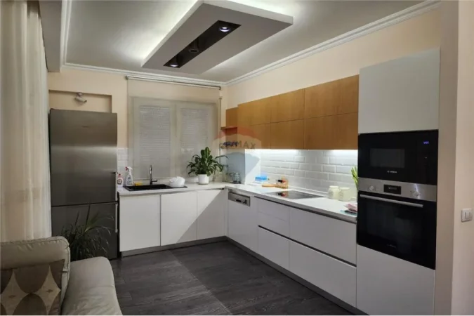 Shqiperi, jepet me qera apartament 2+1 , 700 € (Inxhinieria e Ndertimit)