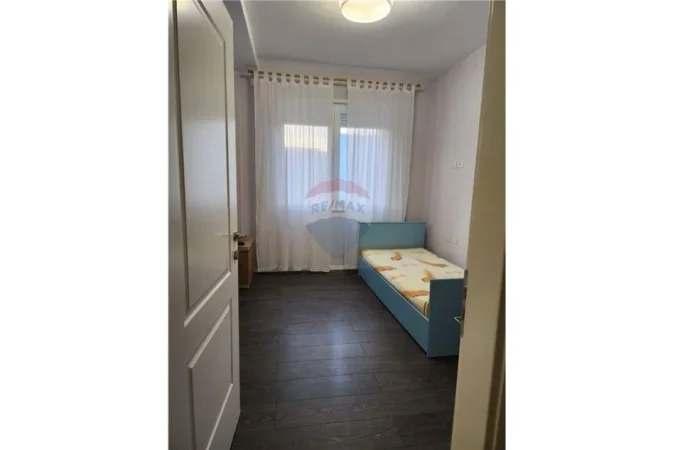 Shqiperi, jepet me qera apartament 2+1 , 700 € (Inxhinieria e Ndertimit)