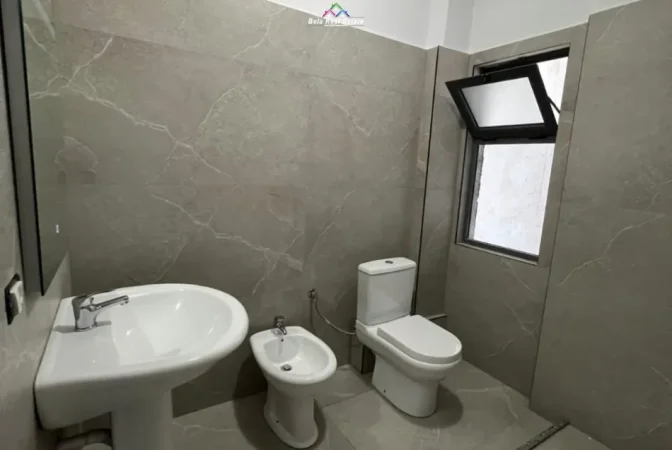 Tirane, jepet me qera apartament 1+1+Ballkon Kati 4, 520 € (Jordan Misja)