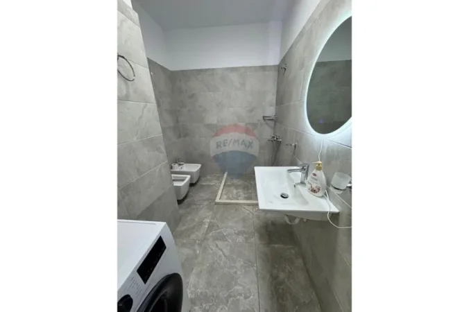 Tirane, jepet me qera 1+1 , 67 m² 550 € (Yzberisht)