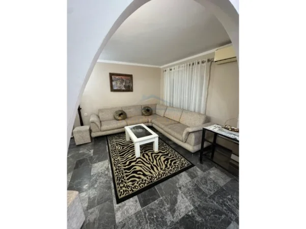 Tirane, jepet me qera apartament 2+1+2 Kati 5, 85 m² 600 € (RRUGA FORTUZI)