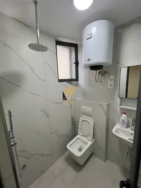 Tirane, jepet me qera apartament 1+1+Ballkon Kati 1, 50 m² 420 € (SHKOLLA E BASHKUAR)