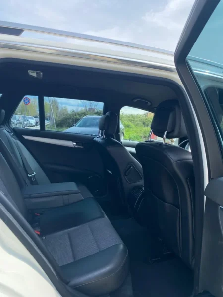 Tirane, shes makine Mercedes-Benz W204 2010 Nafte, e bardhë automatik Kondicioner 260.000 km 5.800 €