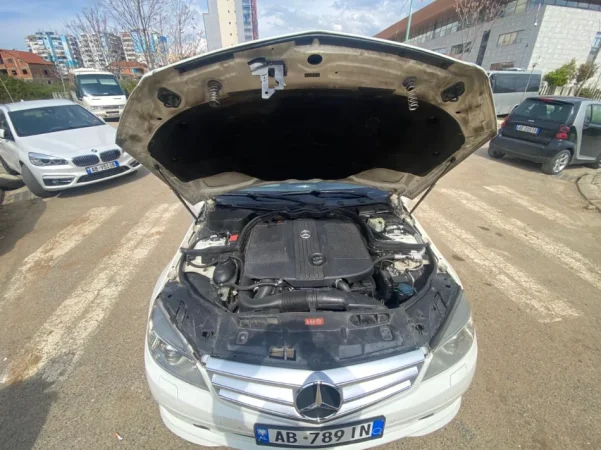 Tirane, shes makine Mercedes-Benz W204 2010 Nafte, e bardhë automatik Kondicioner 260.000 km 5.800 €