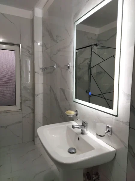 Tirane, jepet me qera apartament 1+1+Ballkon Kati 5, 65 m² 480 € 