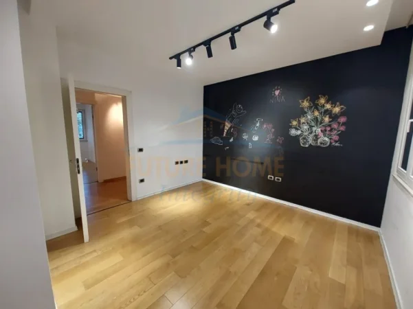Tirane, jepet me qera ambjent biznesi Kati 1, 139 m² 2.000 € (Blloku)