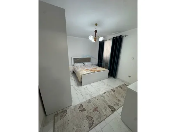 Tirane, jepet me qera apartament 2+1+Ballkon Kati 5, 85 m² 600 € (Rruga Fortuzi)