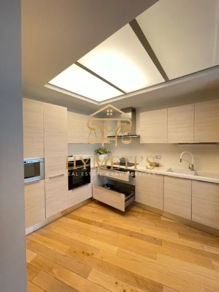 Tirane, jepet me qera apartament 3+1+Ballkon Kati 10, 180 m² 2.200 € (prane Stadiumit Air Albania)