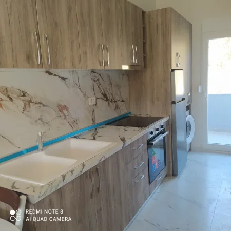 Tirane, jepet me qera apartament 1+1+Ballkon Kati 2, 62 m² 350 € (Rruga aleks caci)