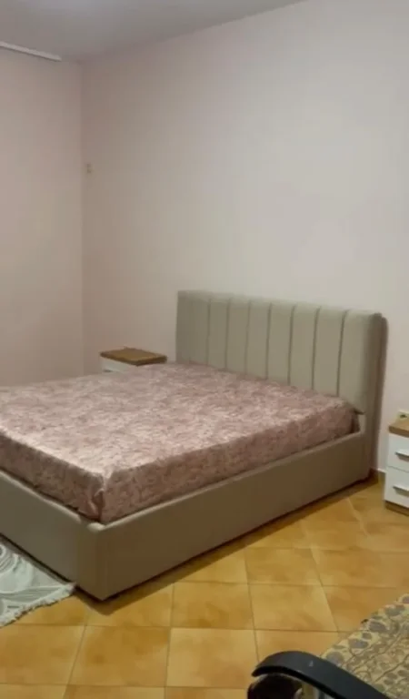 Tirane, jepet me qera apartament 1+1+Aneks+Ballkon Kati 3, 70 m² 400 € 