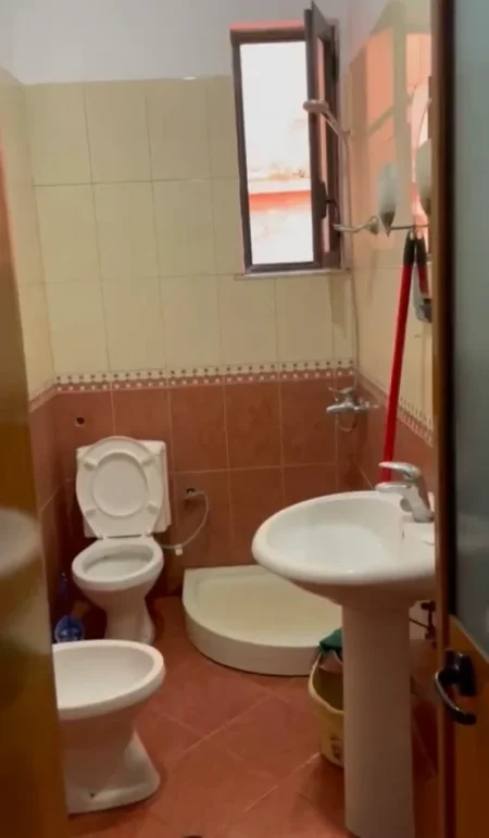 Tirane, jepet me qera apartament 1+1+Aneks+Ballkon Kati 3, 70 m² 400 € 