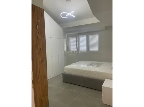 Tirane, jepet me qera apartament 1+1 Kati 4, 70 m² 400 € (fresku)