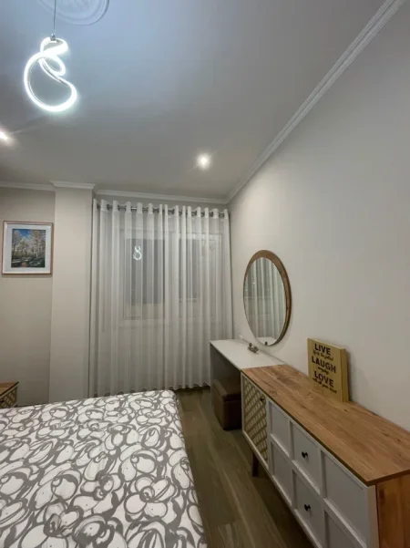 Tirane, jepet me qera apartament 1+1 Kati 3, 650 € (pallati me shigjeta , kompleksi delijorgji)