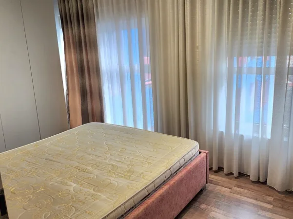 Tirane, jepet me qera apartament 1+1+Ballkon Kati 8, 420 € 