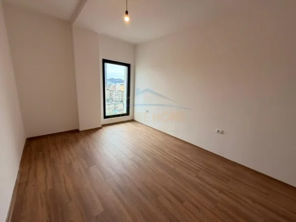 Tirane, jepet me qera apartament 3+1 Kati 7, 121 m² 1.000 € (Rruga e Barrikadave)