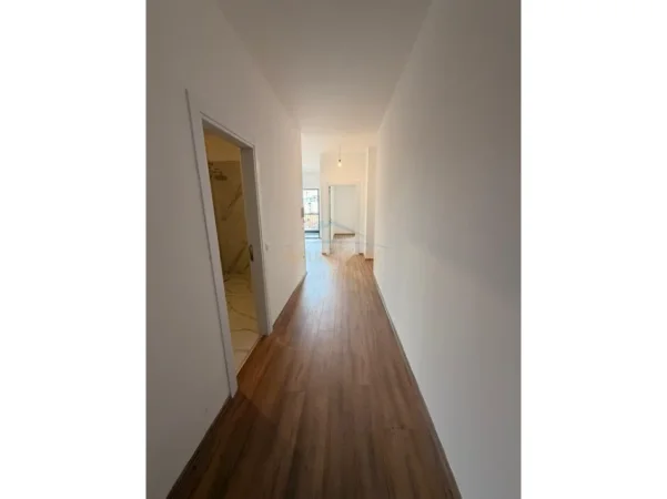 Tirane, jepet me qera apartament 3+1 Kati 7, 121 m² 1.000 € (Rruga e Barrikadave)
