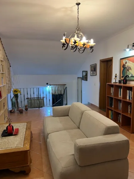 Tirane, jepet me qera Vile 2 Katshe Kati 1, 345 m² 1.800 € (Sauk)