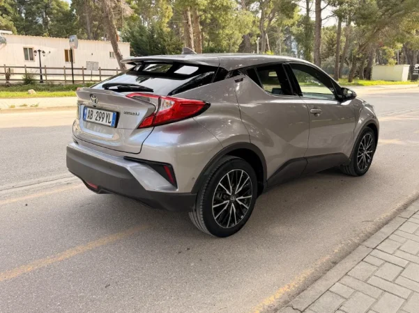 Vlore, jap me qera makine Toyota C-HR Hibride benzine, automatik Kondicioner 45 €