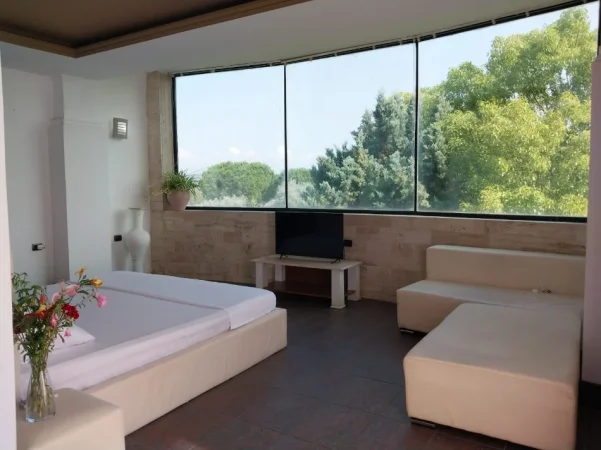 Lushnje, jepet me qera hotel Kati 1, 500 m² 2.200 € (Divjake)