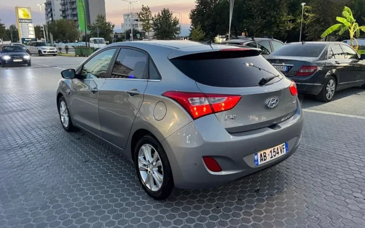 Vlore, jap me qera Hyundai i30 Automatic Nafte, automatik kondicioner