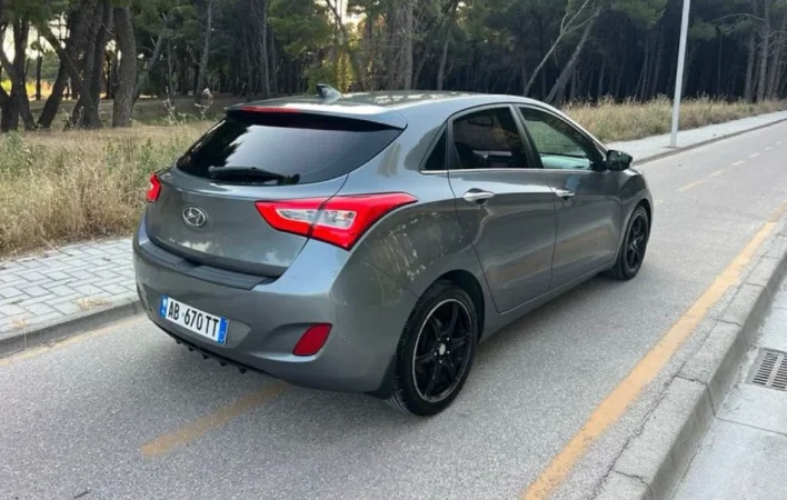Vlore, jap me qera Hyundai i30 Automatic Nafte, automatik kondicioner