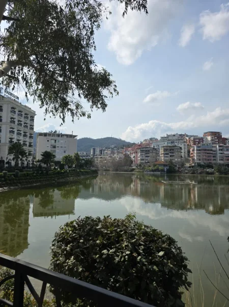 Tirane, jepet me qera zyre Kati 5, 150 m² 2.000 € (Liqeni I Thate)