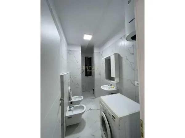 Tirane, jepet me qera apartament 1+1+Ballkon Kati 5, 76 m² 480 € (astiri)