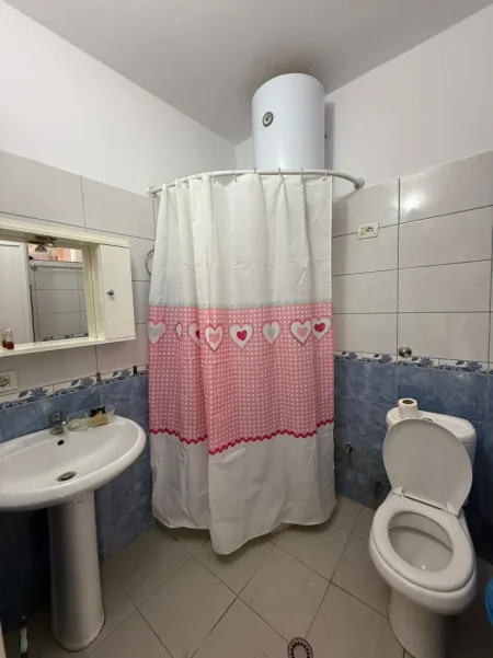 Tirane, jepet me qera apartament 1+1 Kati 1, 70 m² 400 € (Ish Parku Rruga e Kavajes)