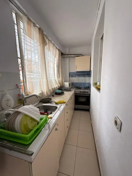 Tirane, jepet me qera apartament 1+1 Kati 1, 70 m² 400 € (Ish Parku Rruga e Kavajes)