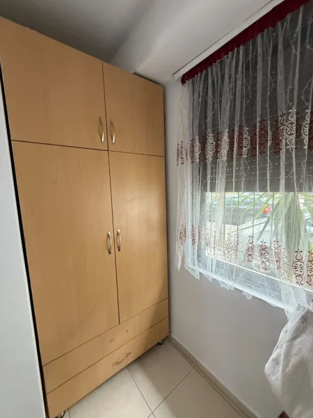 Tirane, jepet me qera apartament 1+1 Kati 1, 70 m² 400 € (Ish Parku Rruga e Kavajes)