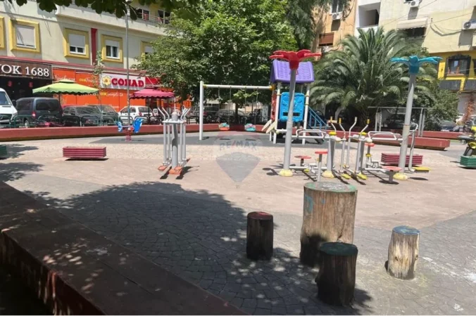 Tirane, shitet dyqan , 43 m² 150.000 € 