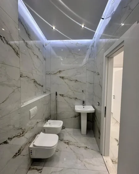 Tirane, jepet me qera ambjent biznesi Kati 1, 70 m² 600 € (Bulevardi Migjeni)