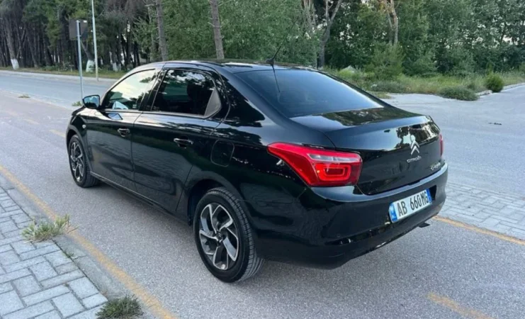 Vlore, jap me qera makine Citroen Benzin, blu e errët manuale Kondicioner 20 €