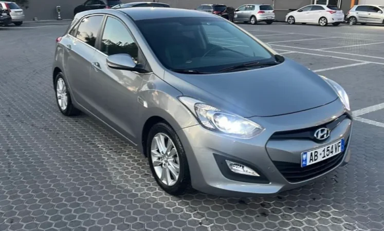 Vlore, jap me qera makine Hyundai i30 Automatic Nafte, gri metalizato automatik Kondicioner 25 €