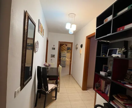 Tirane, jepet me qera apartament 1+1+Ballkon Kati 12, 65 m² 550 € (Rruga e Kavajes)