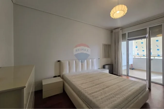 Tirane, jepet me qera apartament 3+1 Kati 4, 140 m² 1.300 € 