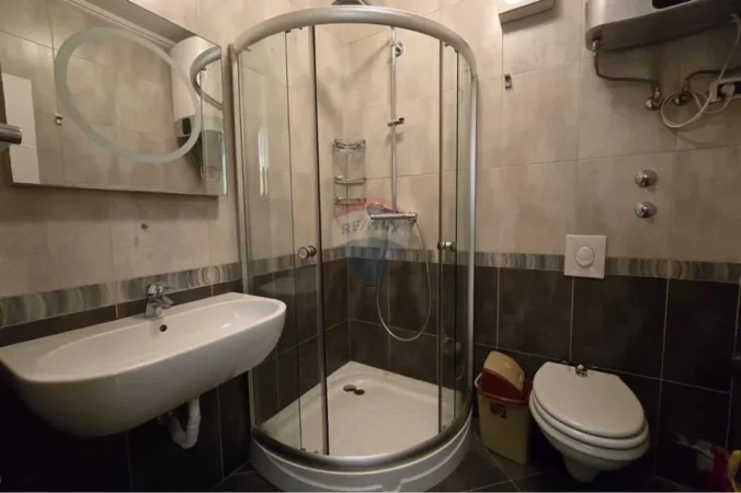 Tirane, jepet me qera apartament 3+1 Kati 4, 140 m² 1.300 € 